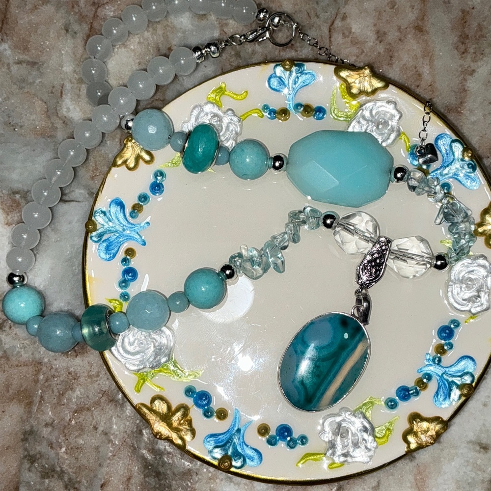VTG ARTISAN 20" BLUE NECKLACE W ASSORTMENT OF GEMSTONES ON SILVERTONE CHAIN